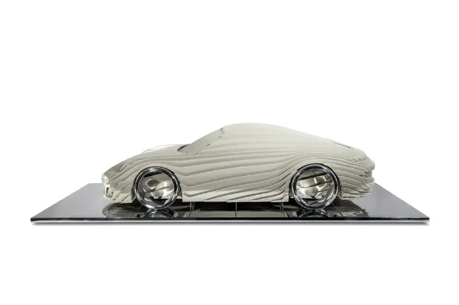 Sculpture d'une voiture blanche par Antoine Dufhilo