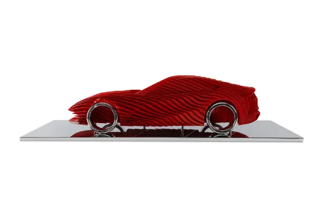 Sculpture d'une voiture rouge par Antoine Dufhilo